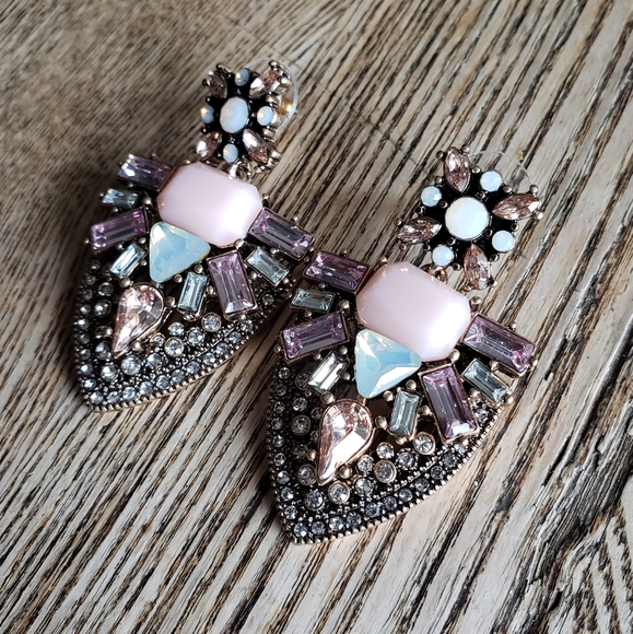 🎉💝BRAND NEW🎉Antique Gold Statement Earrings🎉💝 - Picture 2 of 8